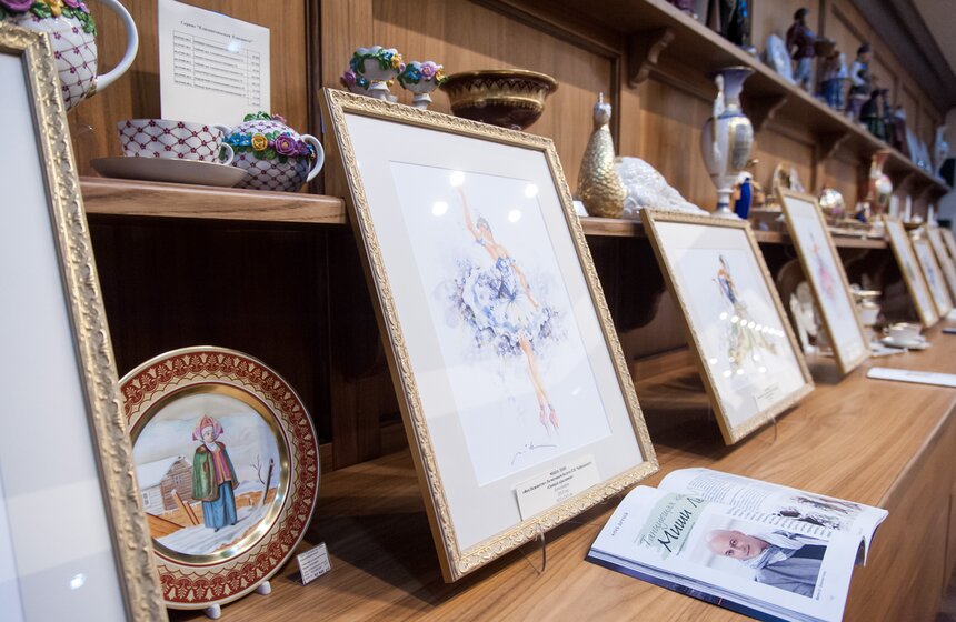 Выставку фарфоровых картин презентовали в столице 6 фото
