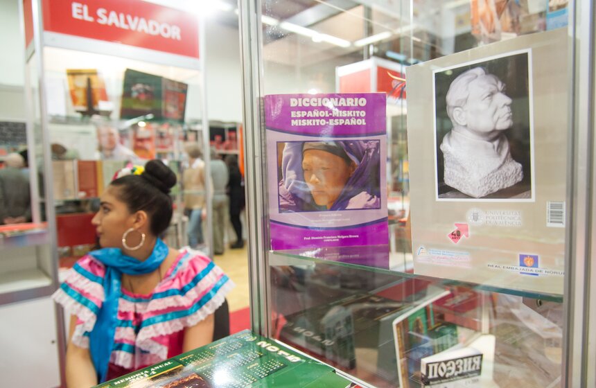 Открытие международной книжной ярмарки non/fiction в ЦДХ 17 фото