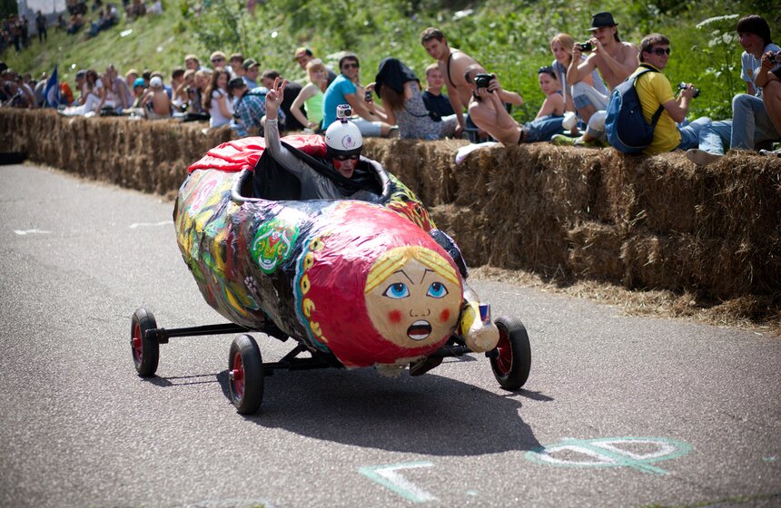 В Москве прошли гонки на тарантасах Red Bull Soapbox Race 26 фото