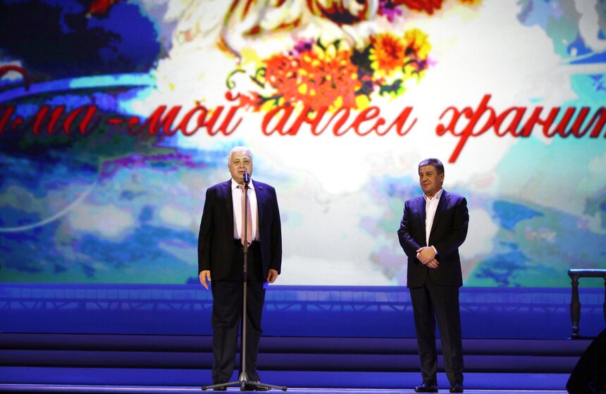 Многодетные семьи наградили почетными знаками 12 фото