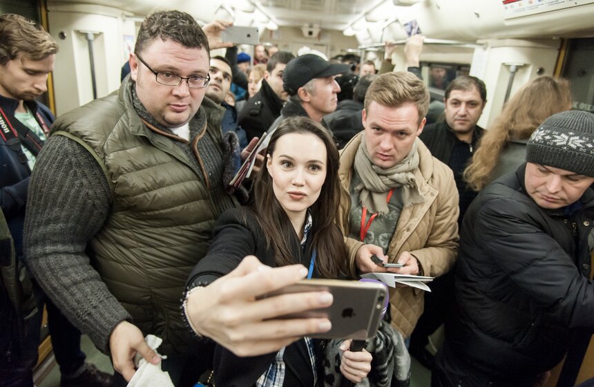 Квест со звездами в московском метро 19 фото