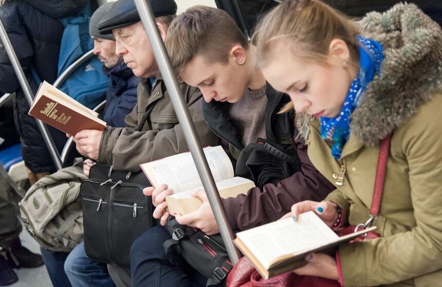 Квест со звездами в московском метро 28 фото