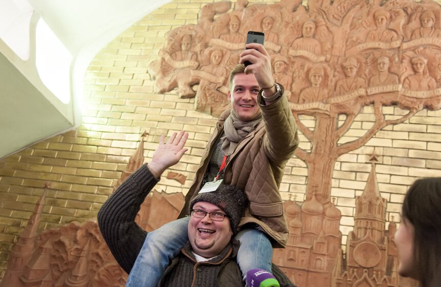 Квест со звездами в московском метро 25 фото