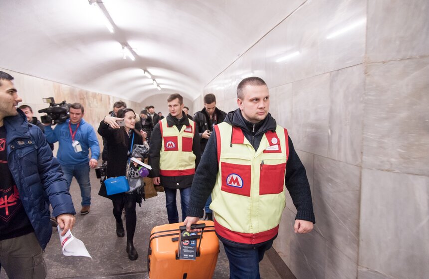 Квест со звездами в московском метро 31 фото