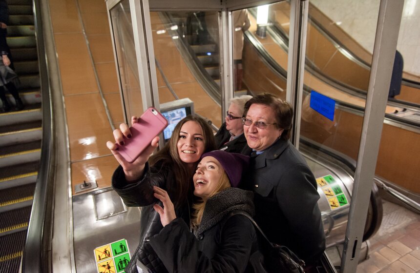 Квест со звездами в московском метро 10 фото