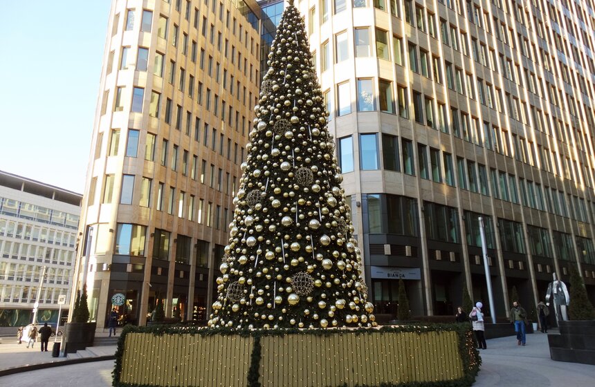 И вот она нарядная: по всему городу поставили елки к Новому году 3 фото