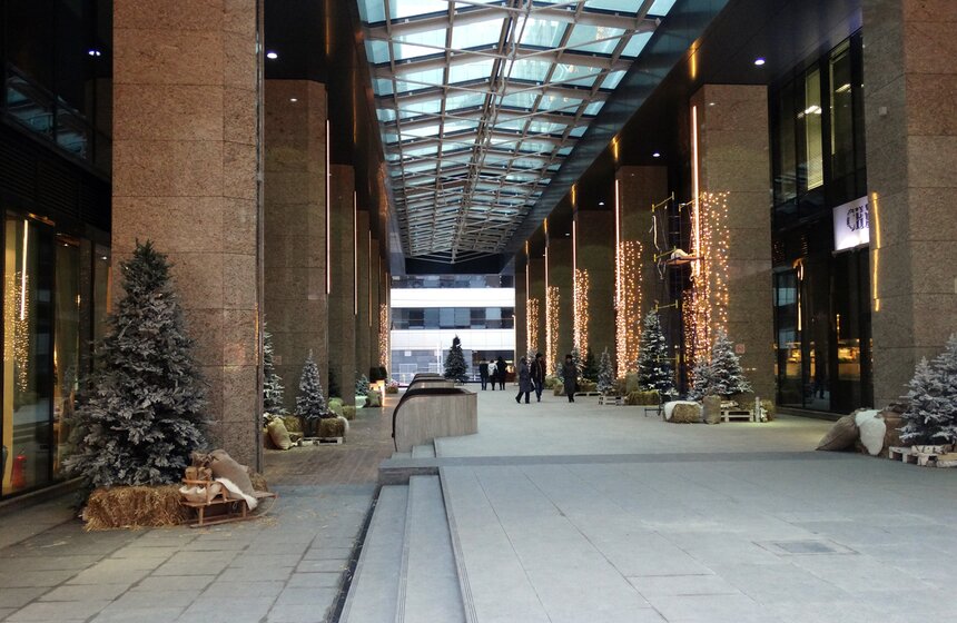 И вот она нарядная: по всему городу поставили елки к Новому году 6 фото