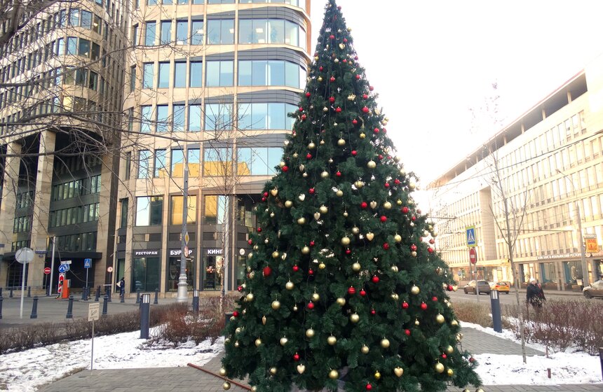 И вот она нарядная: по всему городу поставили елки к Новому году 4 фото