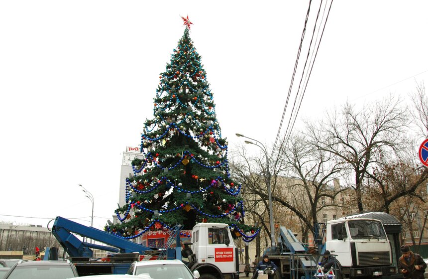 И вот она нарядная: по всему городу поставили елки к Новому году 22 фото