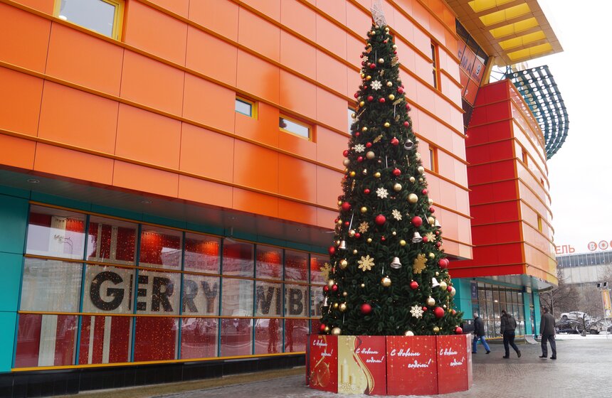 И вот она нарядная: по всему городу поставили елки к Новому году 16 фото