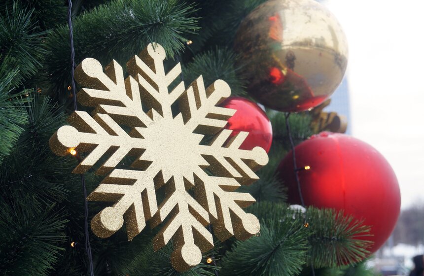 И вот она нарядная: по всему городу поставили елки к Новому году 17 фото