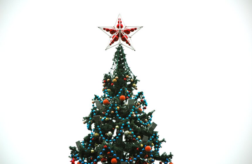 И вот она нарядная: по всему городу поставили елки к Новому году 20 фото