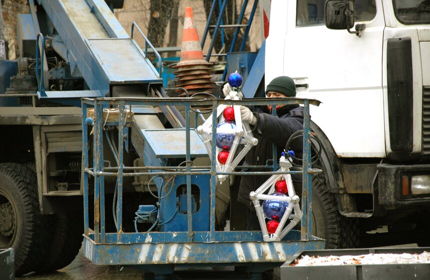 И вот она нарядная: по всему городу поставили елки к Новому году 21 фото