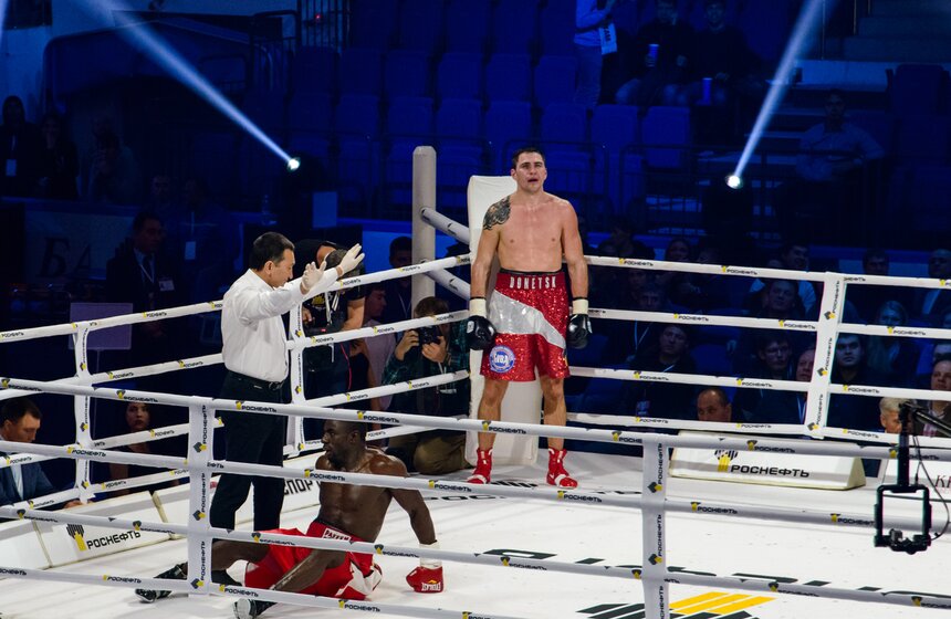 Джонс против Маккаринелли и еще три боя: бокс в "Арене Легенд" 33 фото