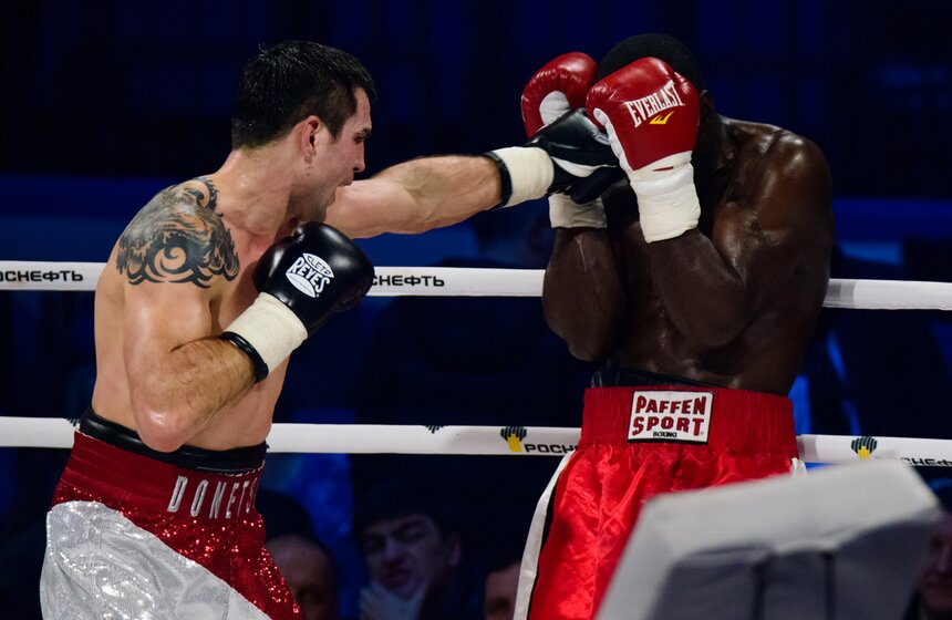 Джонс против Маккаринелли и еще три боя: бокс в "Арене Легенд" 32 фото