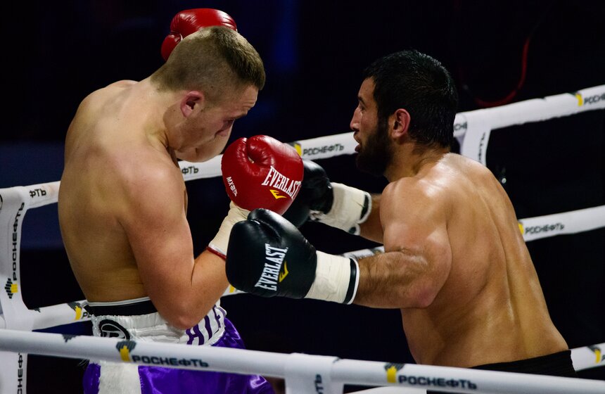 Джонс против Маккаринелли и еще три боя: бокс в "Арене Легенд" 29 фото