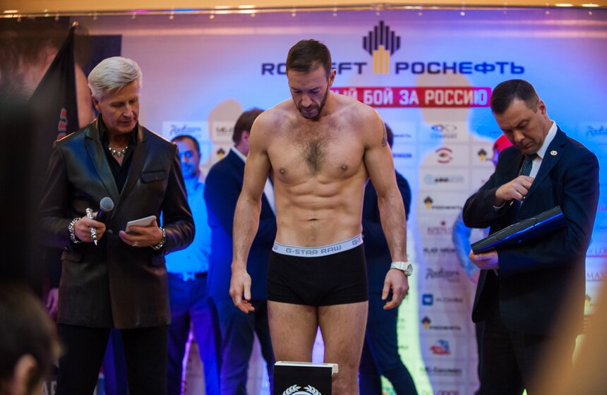 Взвешивание боксеров супербоя "Рой Джонс vs Энцо Маккаринелли" 6 фото