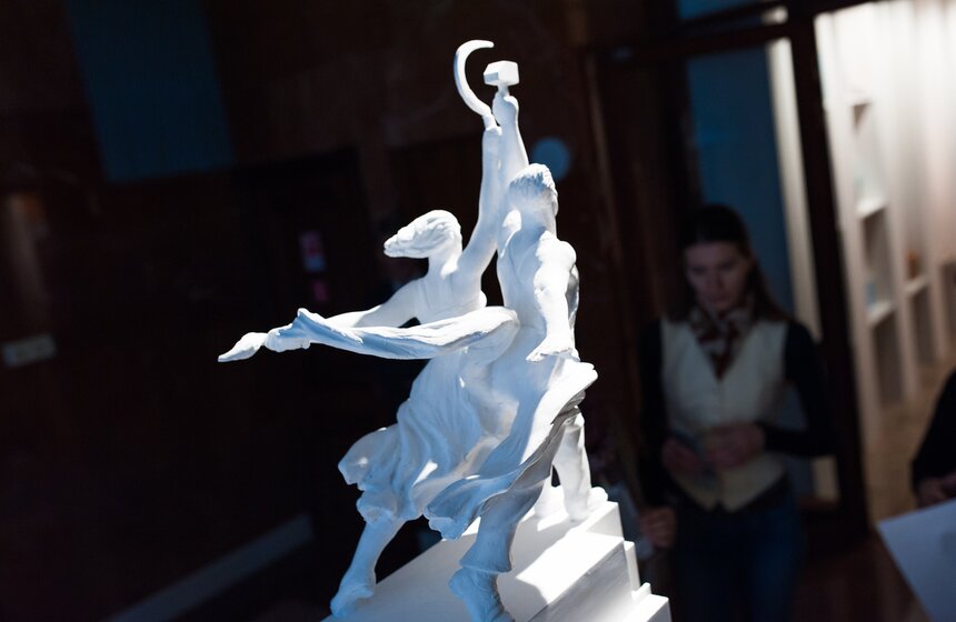 Выставка "Рабочий и колхозница. Личное дело" 1 фото