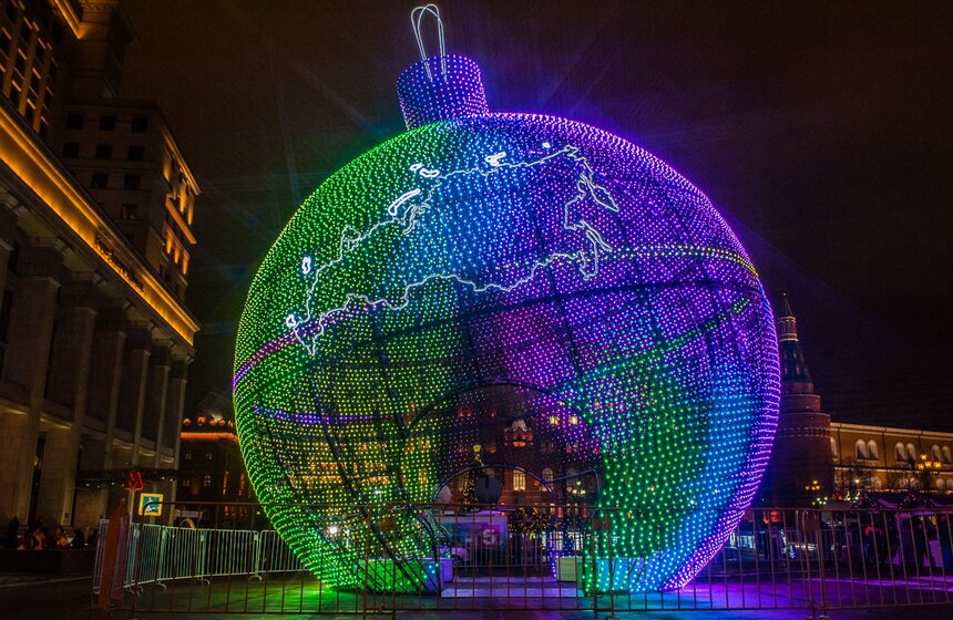 Гигантский елочный шар на Манежной площади 8 фото