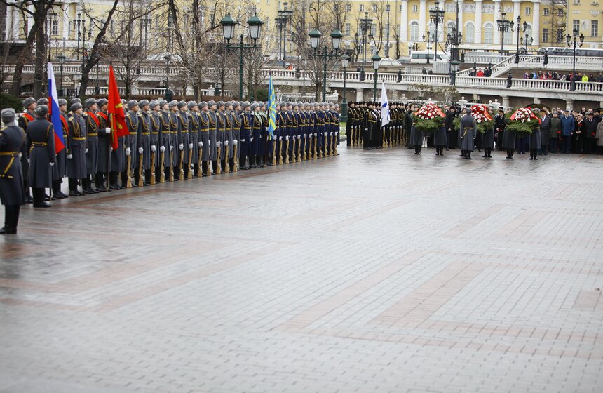 Сергей Собянин возложил венки к Могиле Неизвестного Солдата 5 фото