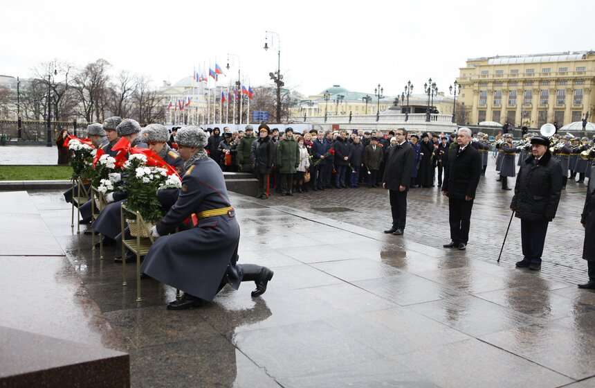 Сергей Собянин возложил венки к Могиле Неизвестного Солдата 15 фото