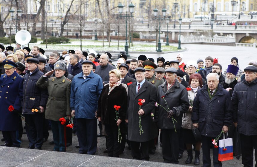 Сергей Собянин возложил венки к Могиле Неизвестного Солдата 9 фото