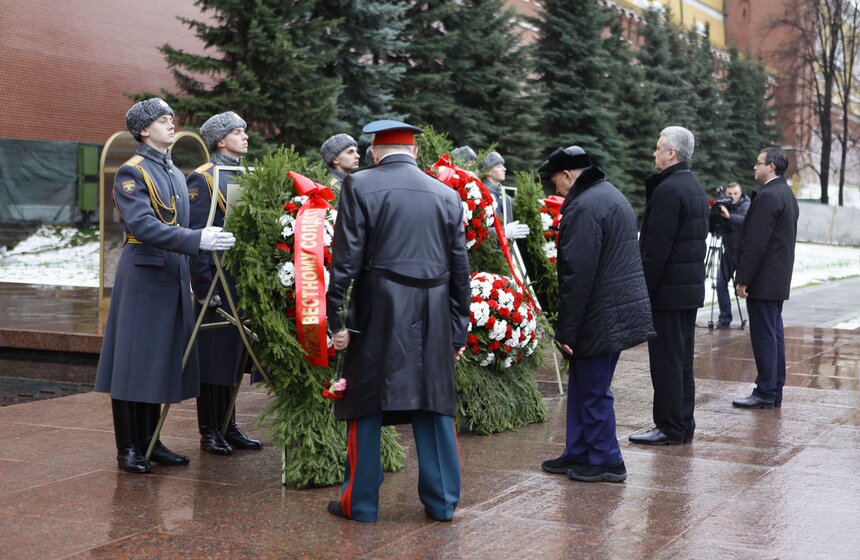 Сергей Собянин возложил венки к Могиле Неизвестного Солдата 8 фото