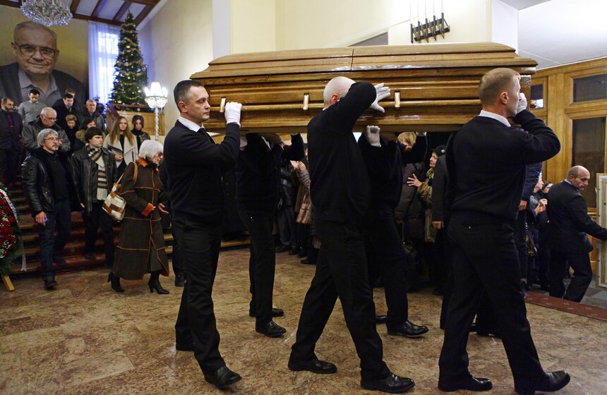 В столице простились с Эльдаром Рязановым 19 фото