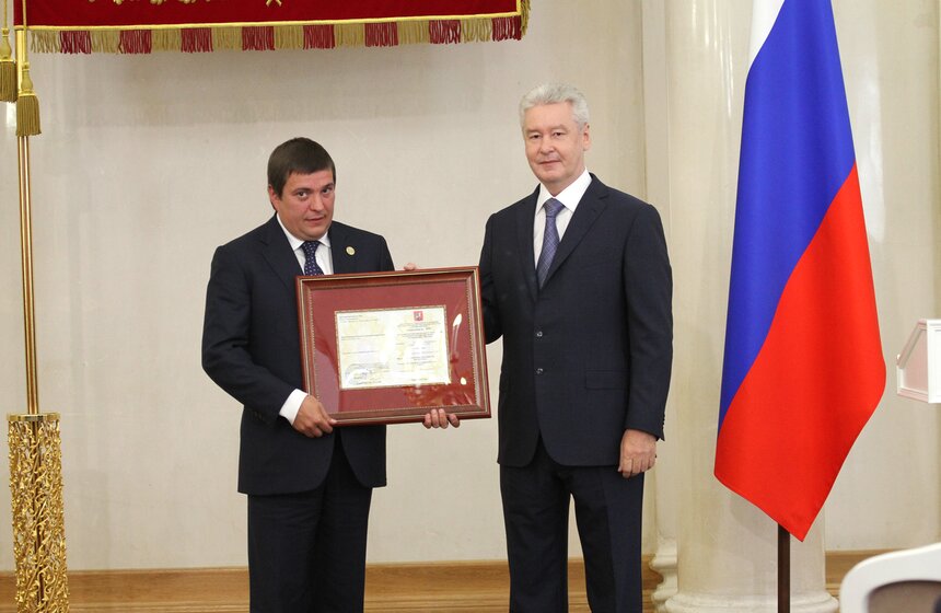 Сергей Собянин вручил 55-тысячную лицензию на такси 6 фото