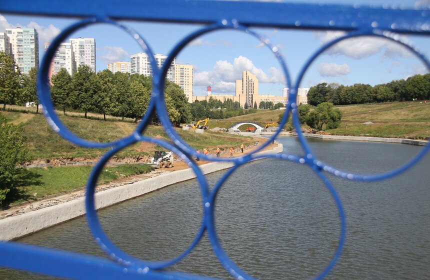 Мэр осмотрел ход благоустройства парка в Олимпийской деревне 8 фото