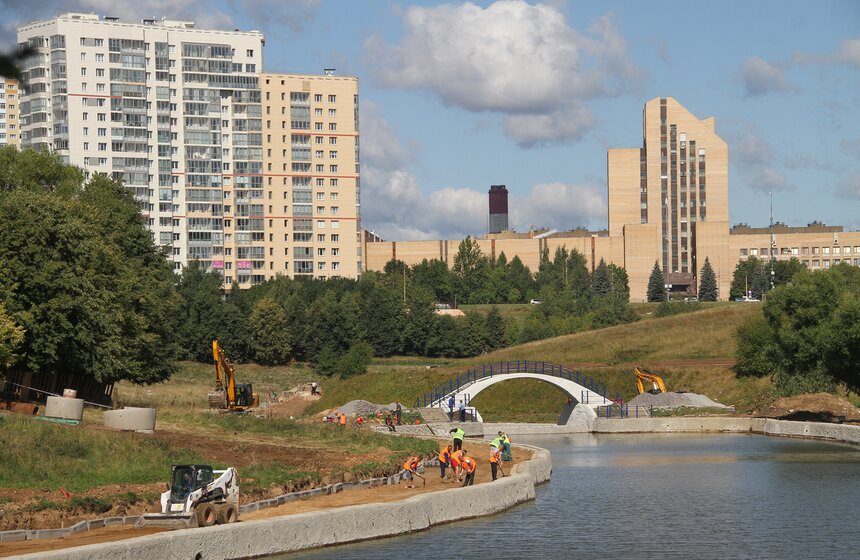 Мэр осмотрел ход благоустройства парка в Олимпийской деревне 13 фото