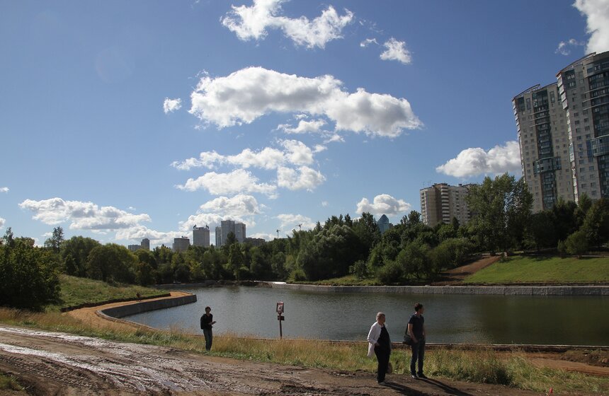 Мэр осмотрел ход благоустройства парка в Олимпийской деревне 14 фото