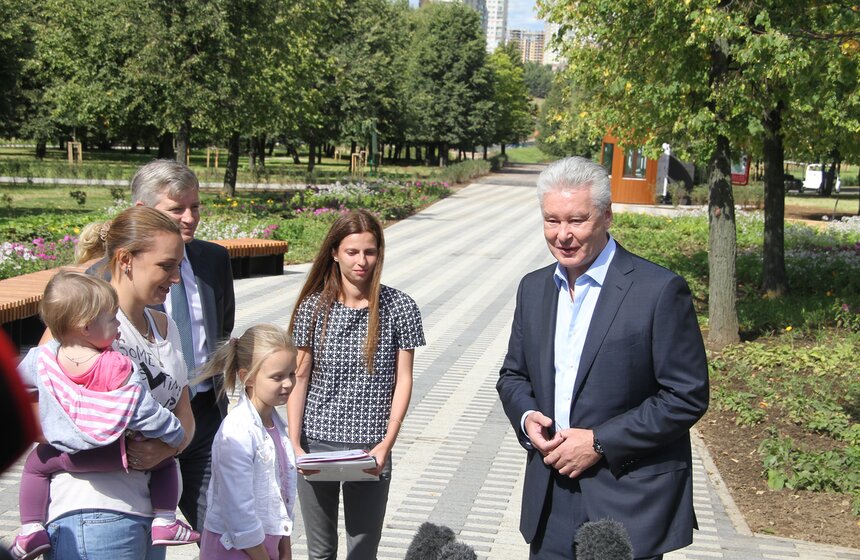 Мэр осмотрел ход благоустройства парка в Олимпийской деревне 19 фото