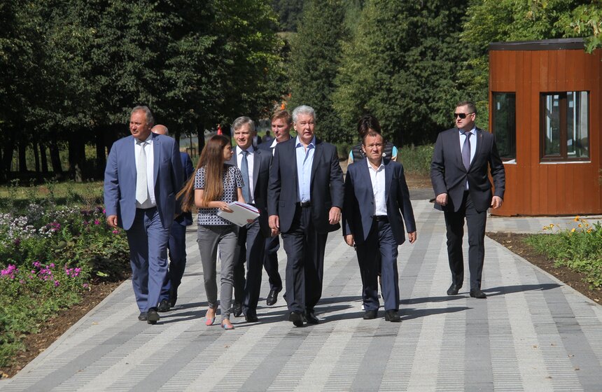 Мэр осмотрел ход благоустройства парка в Олимпийской деревне 17 фото