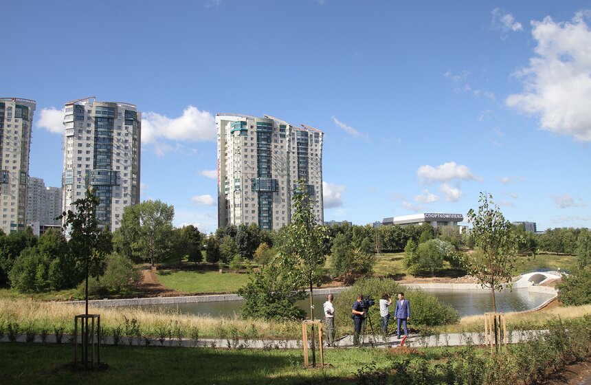 Мэр осмотрел ход благоустройства парка в Олимпийской деревне 6 фото