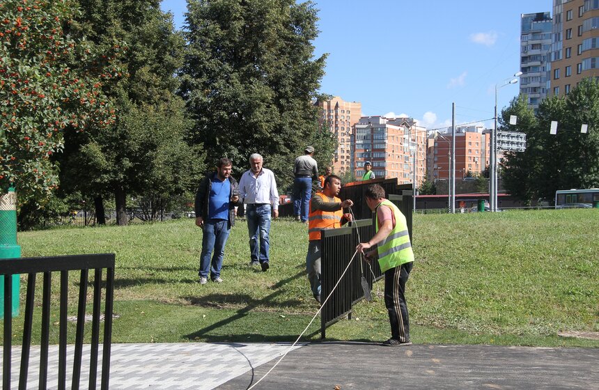 Мэр осмотрел ход благоустройства парка в Олимпийской деревне 3 фото