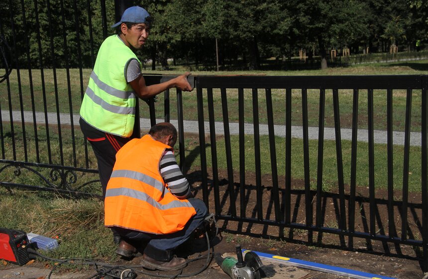 Мэр осмотрел ход благоустройства парка в Олимпийской деревне 2 фото