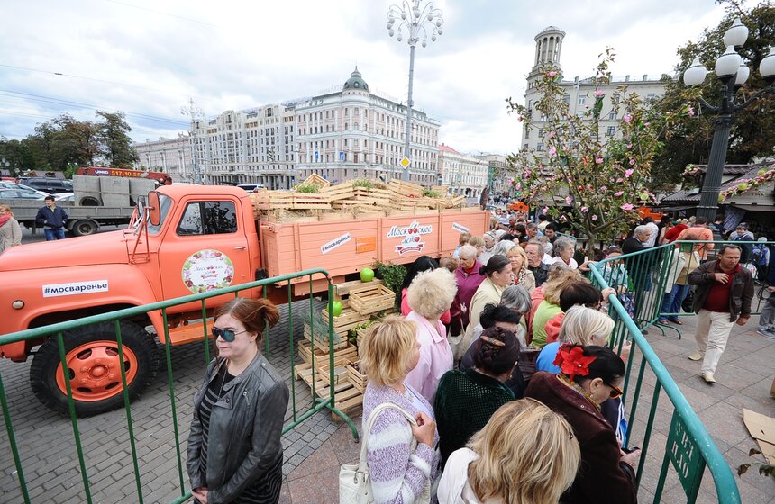 В центре столицы освятили пять тонн яблок 3 фото