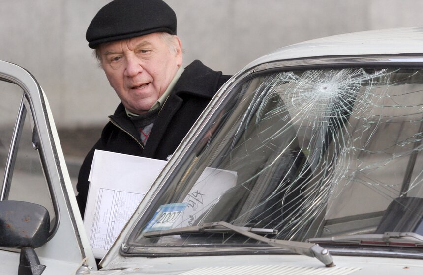 Актер Лев Дуров в роли полковника КГБ на пенсии во время съемки одного из эпизодов фильма режиссера Андрея Бенкендорфа «Старики-полковники». Фото: ТАСС/ Владимир Синдеев