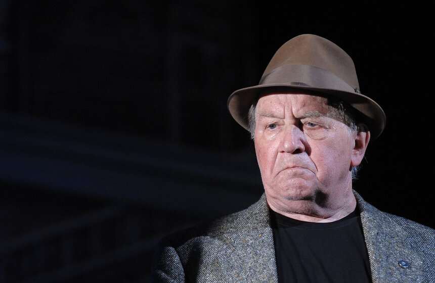 Актер Лев Дуров в спектакле «Я не Раппопорт» на сцене театра на Малой Бронной. Фото: ТАСС/ Максим Шеметов