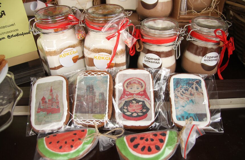 В столице испекли гигантскую шарлотку 10 фото