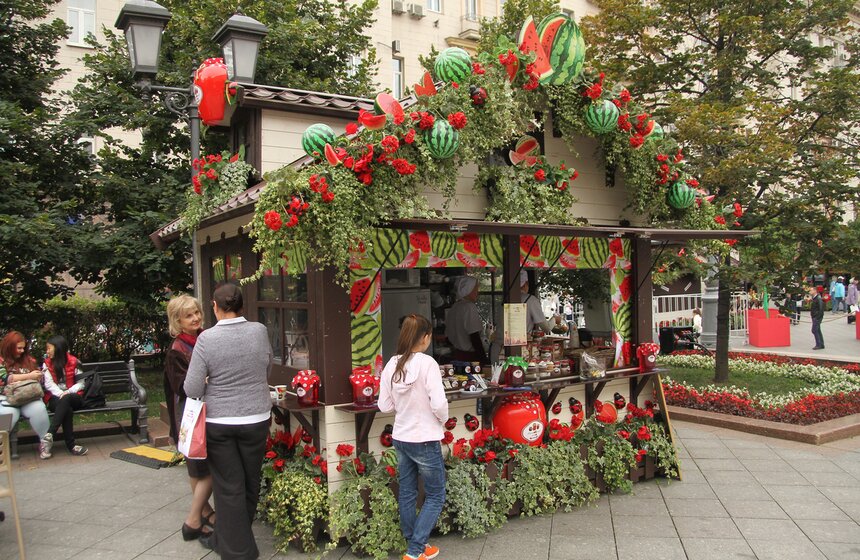 В столице испекли гигантскую шарлотку 7 фото