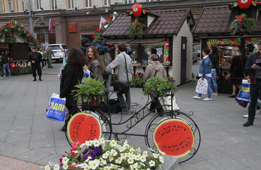 В столице испекли гигантскую шарлотку 6 фото