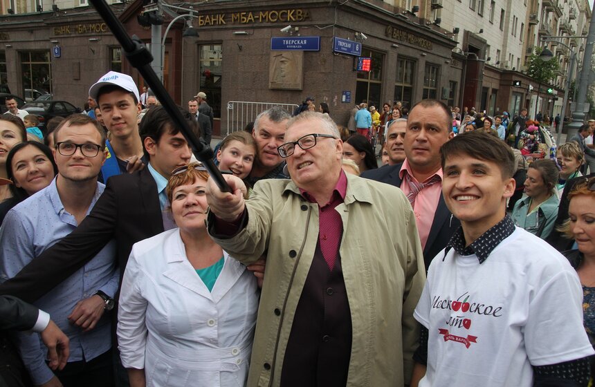 В столице испекли гигантскую шарлотку 5 фото