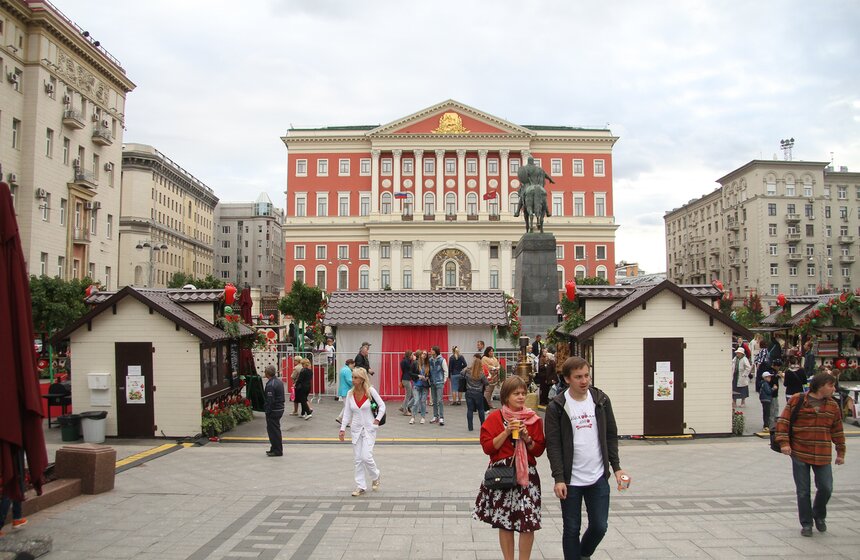 В столице испекли гигантскую шарлотку 8 фото