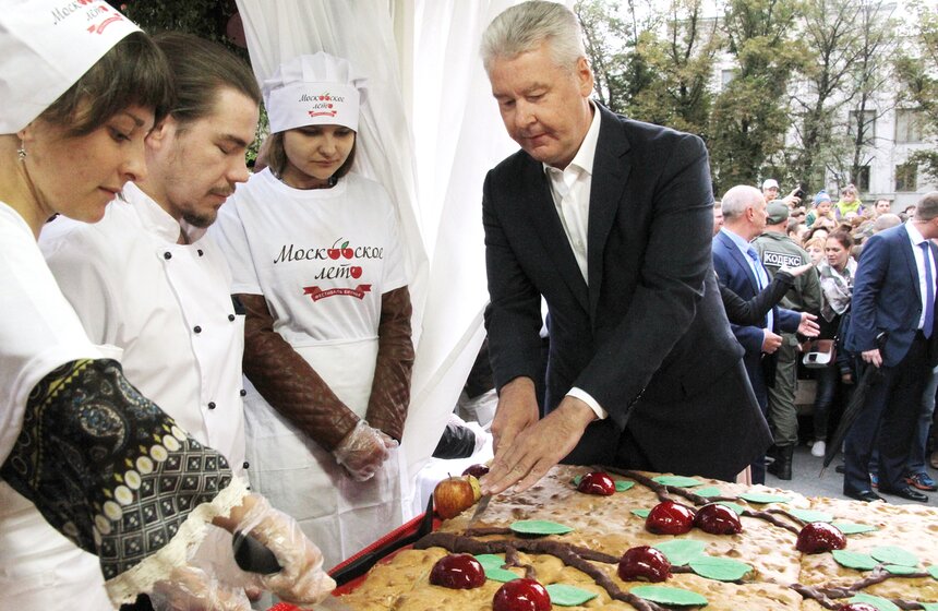 В столице испекли гигантскую шарлотку 12 фото