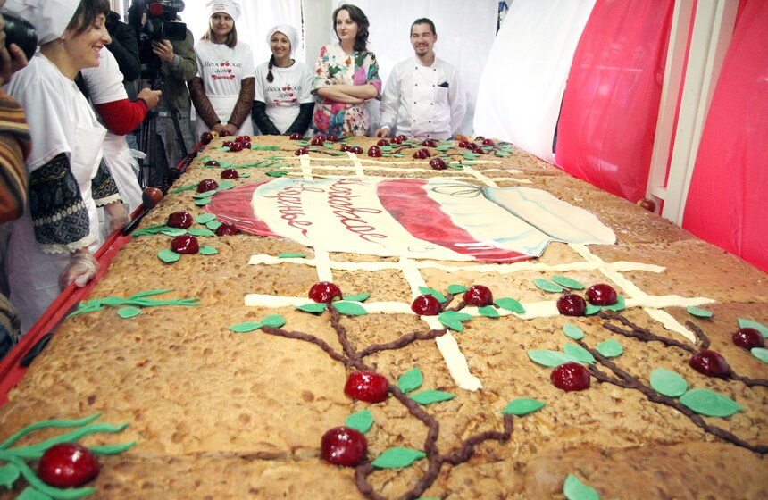 В столице испекли гигантскую шарлотку 11 фото