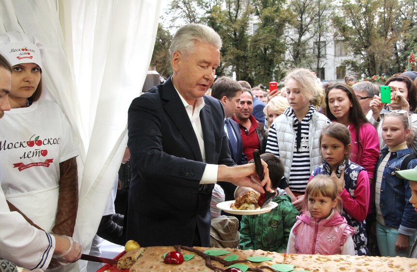 В столице испекли гигантскую шарлотку 15 фото