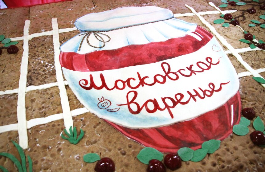 В столице испекли гигантскую шарлотку 16 фото