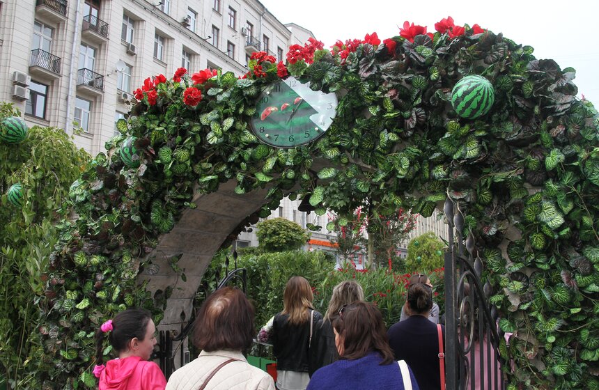 В столице испекли гигантскую шарлотку 2 фото